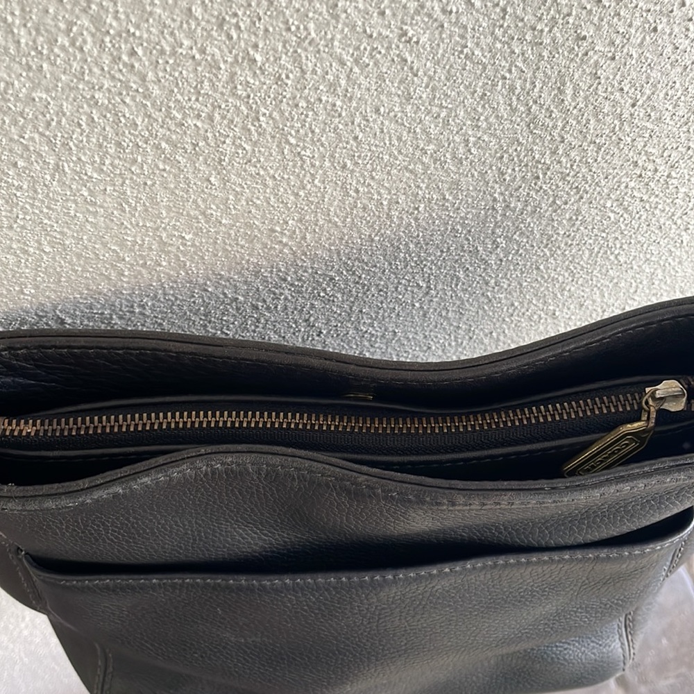 Elegant Black Leather Shoulder Bag - Picture 6 of 12